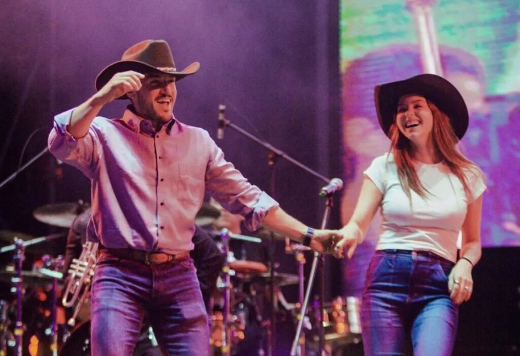 Mariana Rodríguez y Samuel García conquistan concierto al bailar ‘Ay, papacito’
