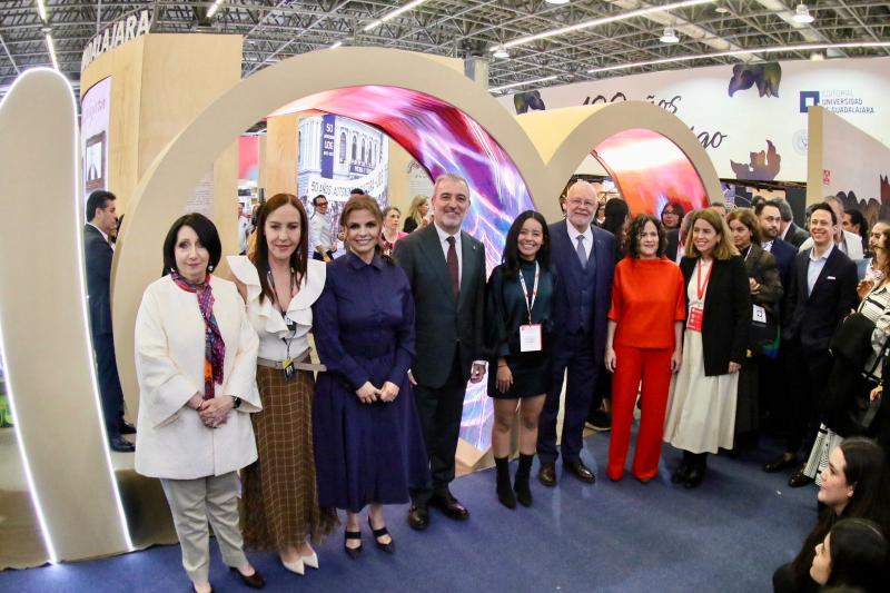 UdeG celebra 100 años de su refundación con pabellón especial en la FIL Guadalajara