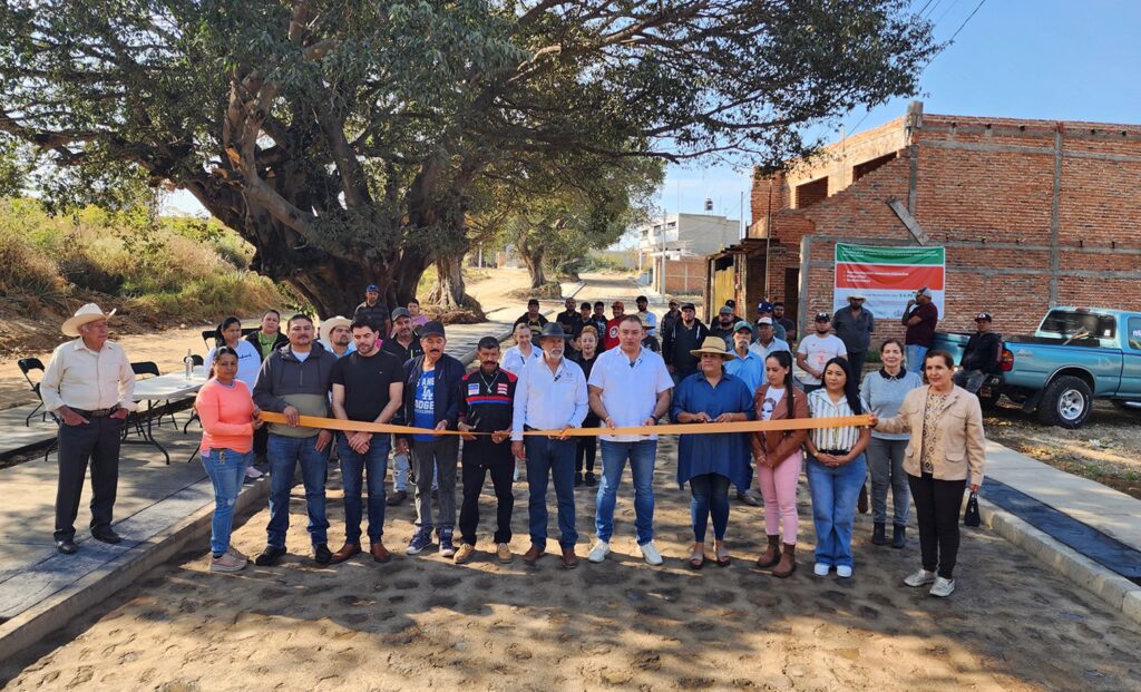 El Arenal entrega rehabilitación integral de calles en Santa Cruz del Astillero