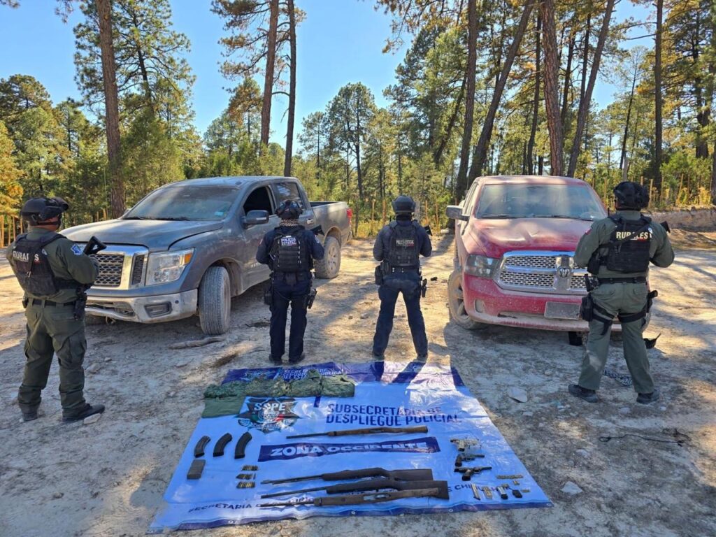 Asegura SSPE arsenal y vehículos con reporte de robo en Guachochi