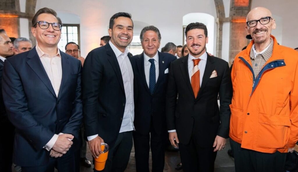 Reaparece Dante Delgado con notorio cambio físico