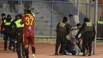 Caótico cierre de la serie entre Real Oruro y Blooming en Bolivia: la Policía tuvo que intervenir