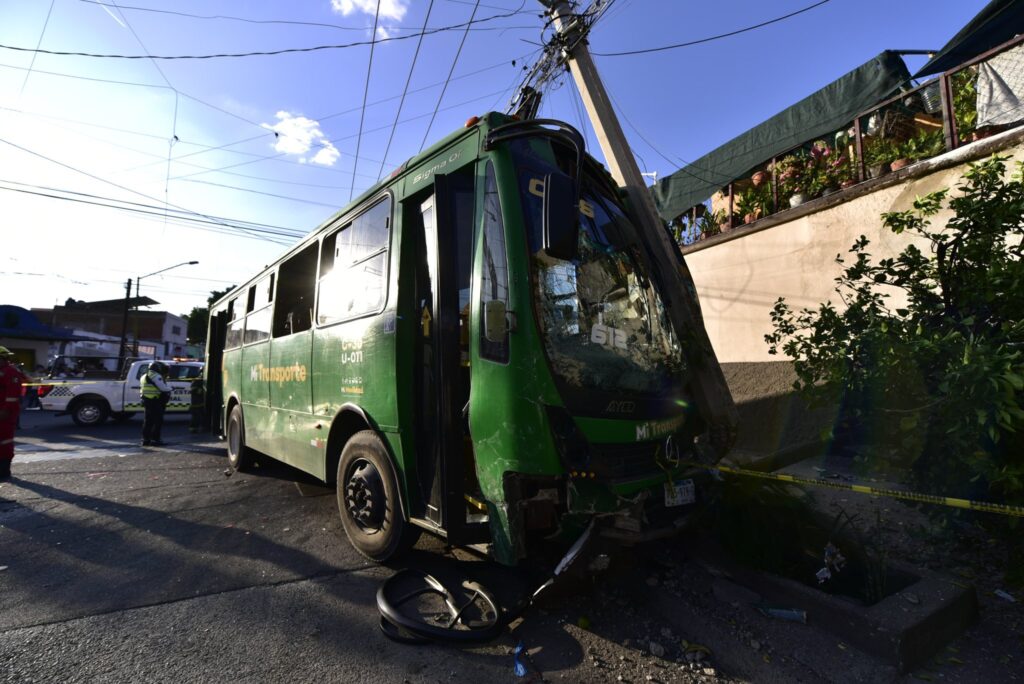 Camión del transporte público provoca accidente con 22 lesionados