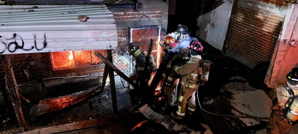 Bomberos evitan tragedia al sofocar incendio en vivienda durante la madrugada