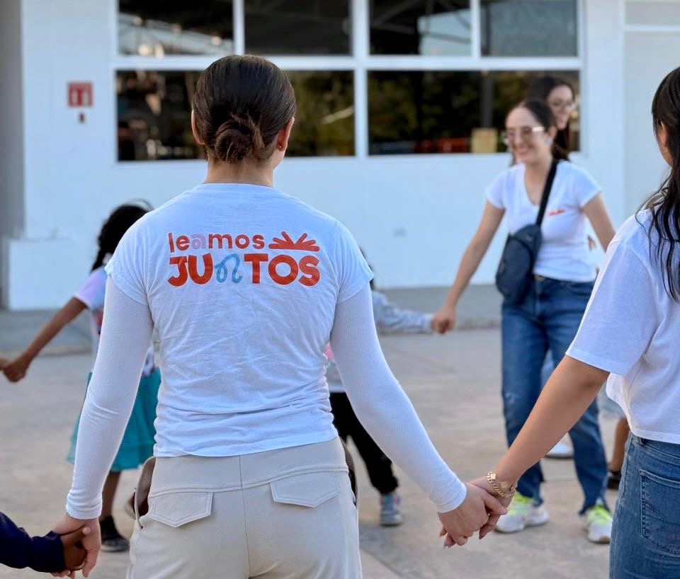 Jóvenes de Parral promueven la educación con el club “Leamos Juntos”