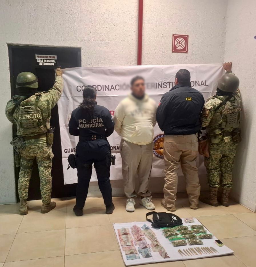 Detienen a joven por presunta posesión de narcóticos en la Col. Paseos de Almanceña