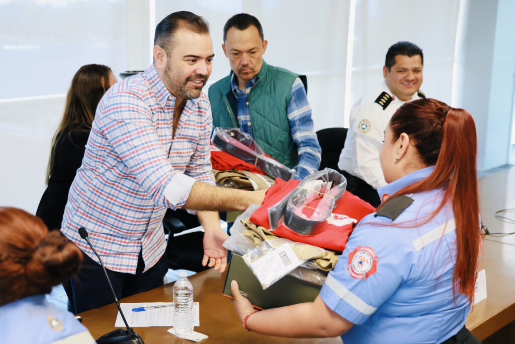 Tlajomulco equipa a su cuerpo de Protección Civil y Bomberos con 115 uniformes nuevos