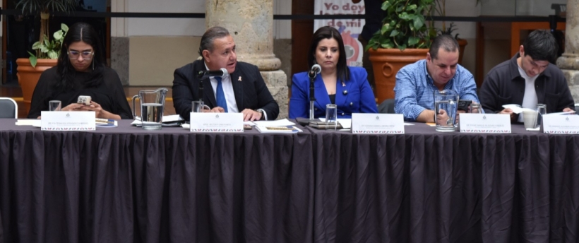 Legisladores reciben a titular de la Procuraduría Social durante su comparecencia en el Congreso