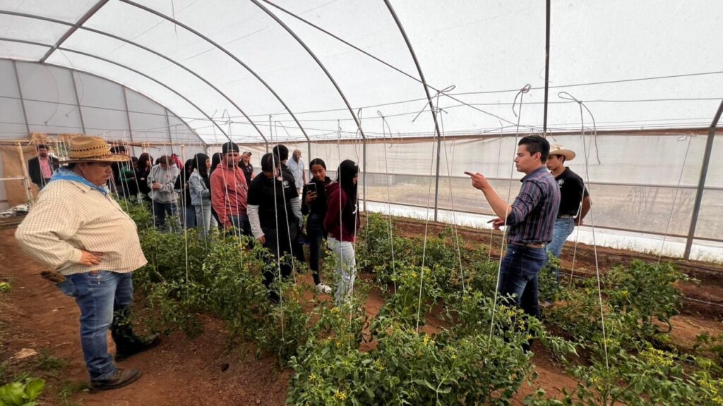 Estudiantes realizan visita académica al área de Desarrollo Rural