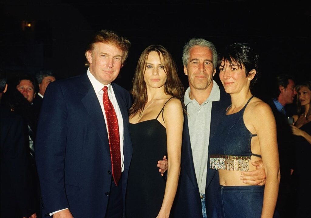 Correos revelan que Epstein aseguró tener fotos de Trump con mujeres en bikini