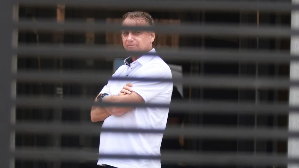 Arrestan a Bolsonaro por presunto intento de fuga antes de iniciar su condena