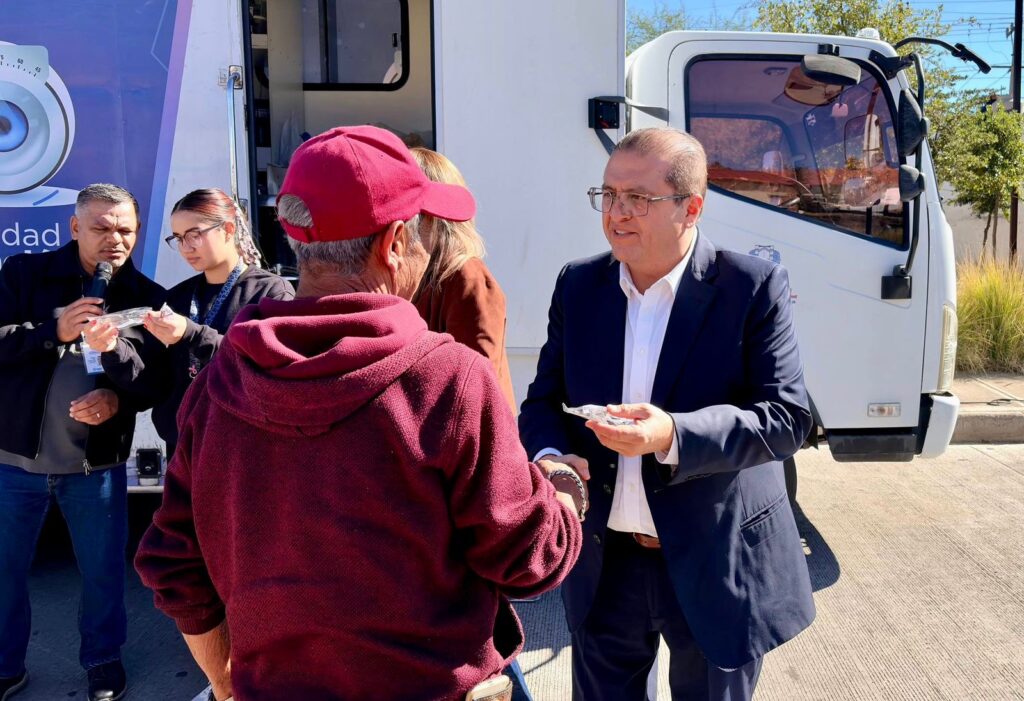 Arranca el alcalde Salvador Calderón entrega de lentes gratuitos para 300 parralenses