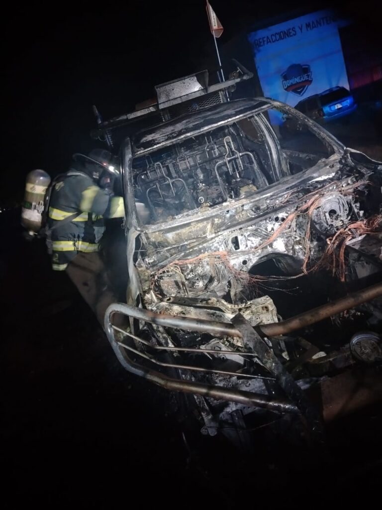 Incendio arrasa camioneta en taller cerrado en la Vía Corta