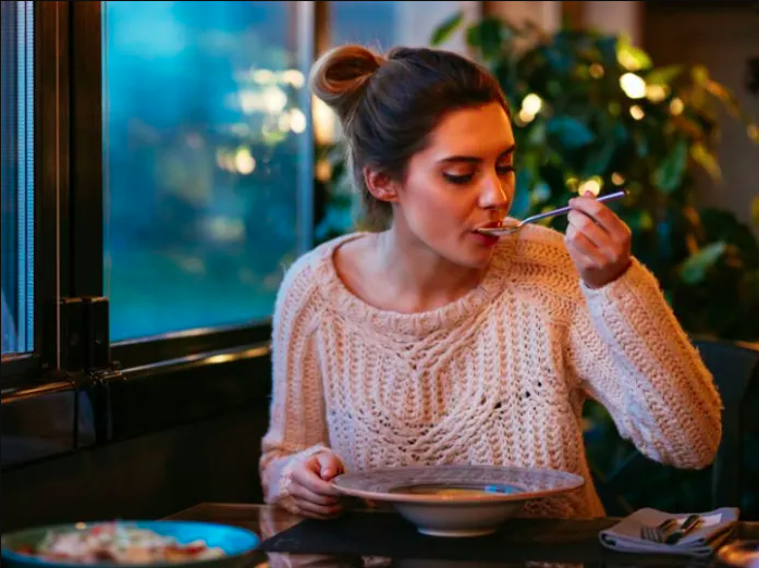 ¿Por qué deberías cenar más temprano en invierno?