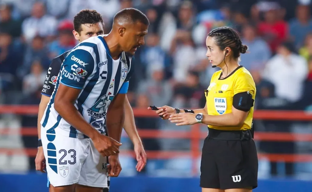 Árbitra Katia Itzel denuncia amenazas por medio de redes sociales