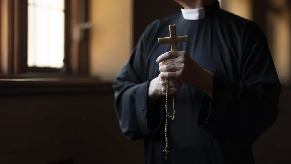 Alertan por falsos sacerdotes que ofician ceremonias en Torreón