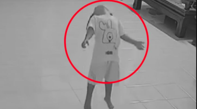Video: Niño es elevado por los aires mientras jugaba solo