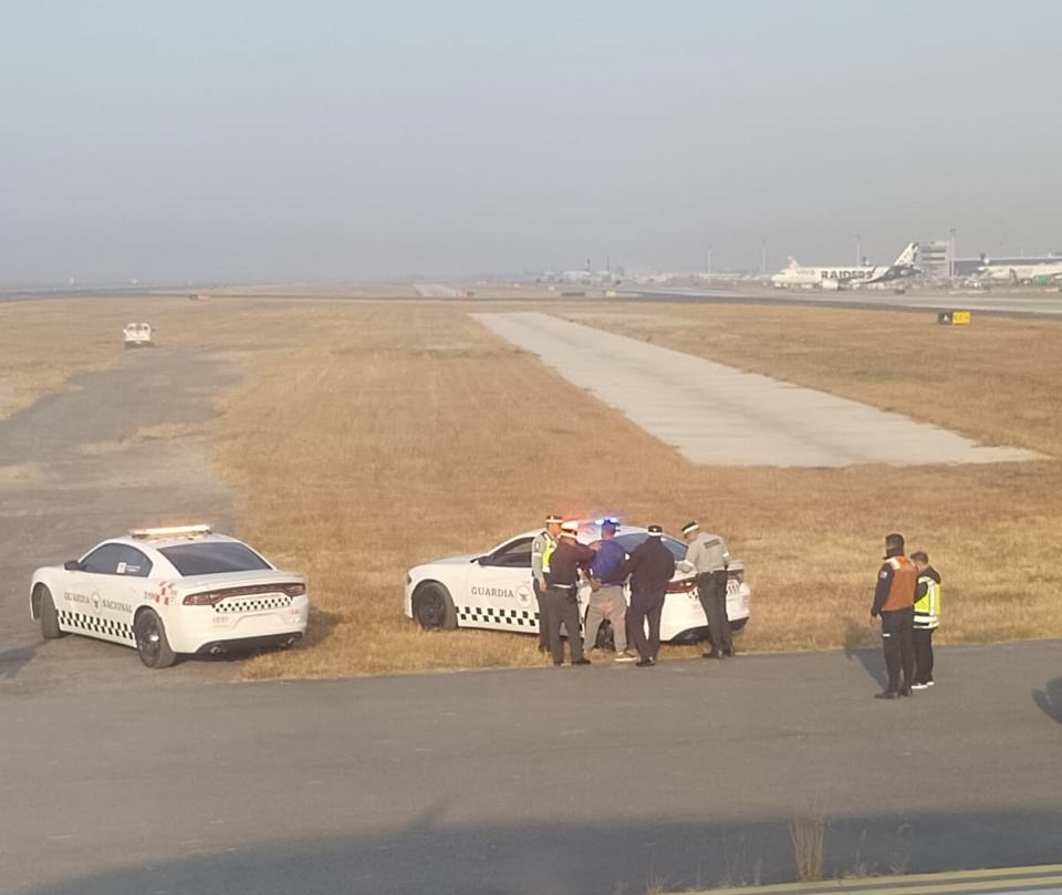 Hombre irrumpe en la pista y detiene el despegue de un vuelo en el Aeropuerto de Guadalajara