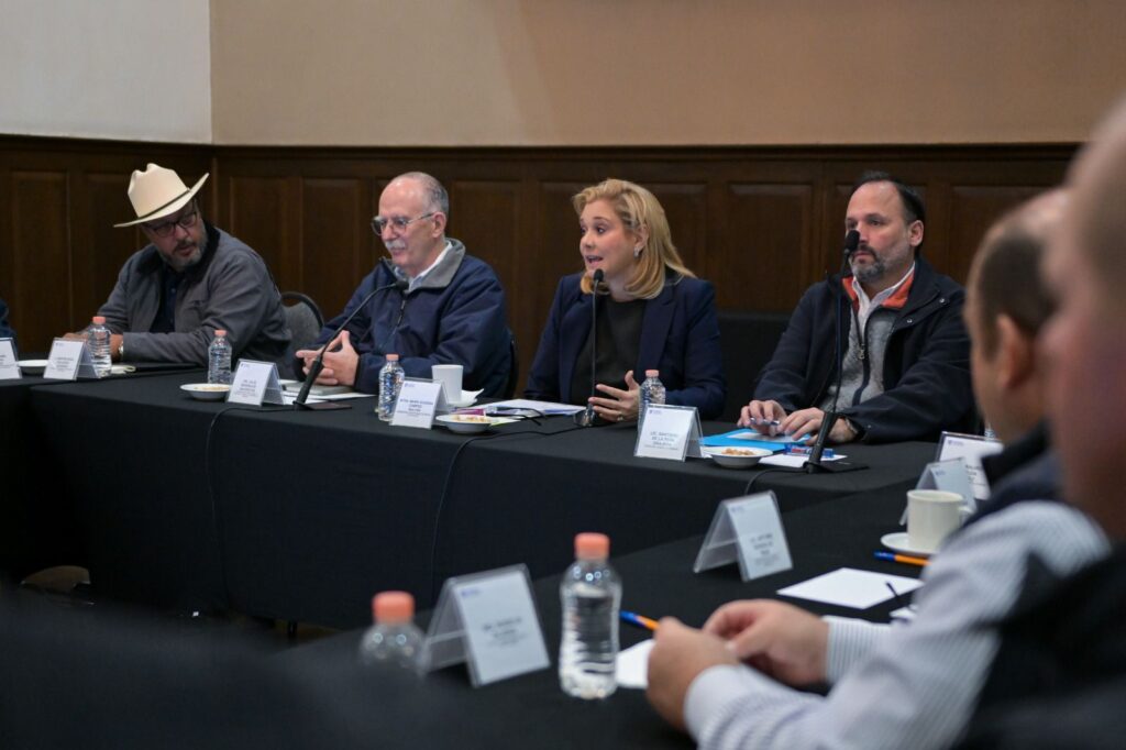 Maru Campos y el secretario de Agricultura federal se reúnen con productores de trigo