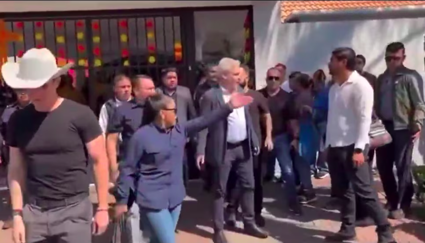 Insultan y corren a gobernador de Michoacán en el funeral de Carlos Manzo