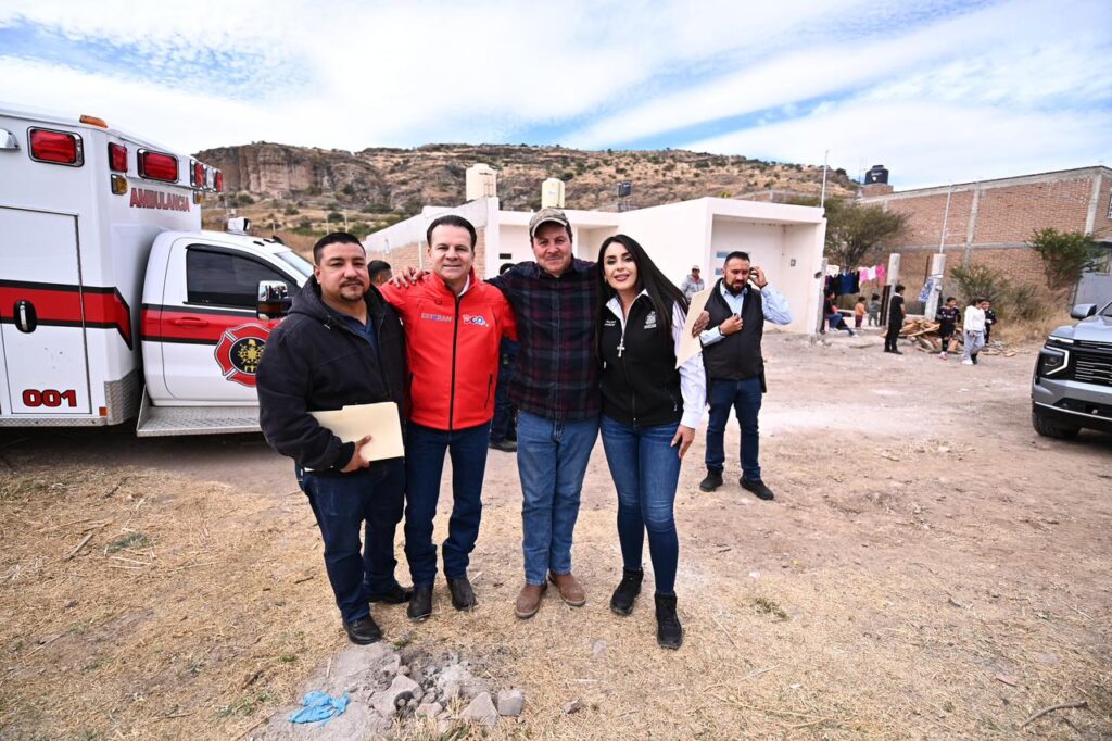 Esteban Villegas entrega ambulancia a la Presidencia de Santiago Papasquiaro para reforzar la atención de emergencias