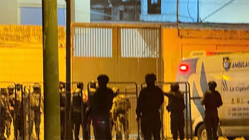 Hallan sin vida a 21 presos en penal de Ecuador; investigan posible asfixia