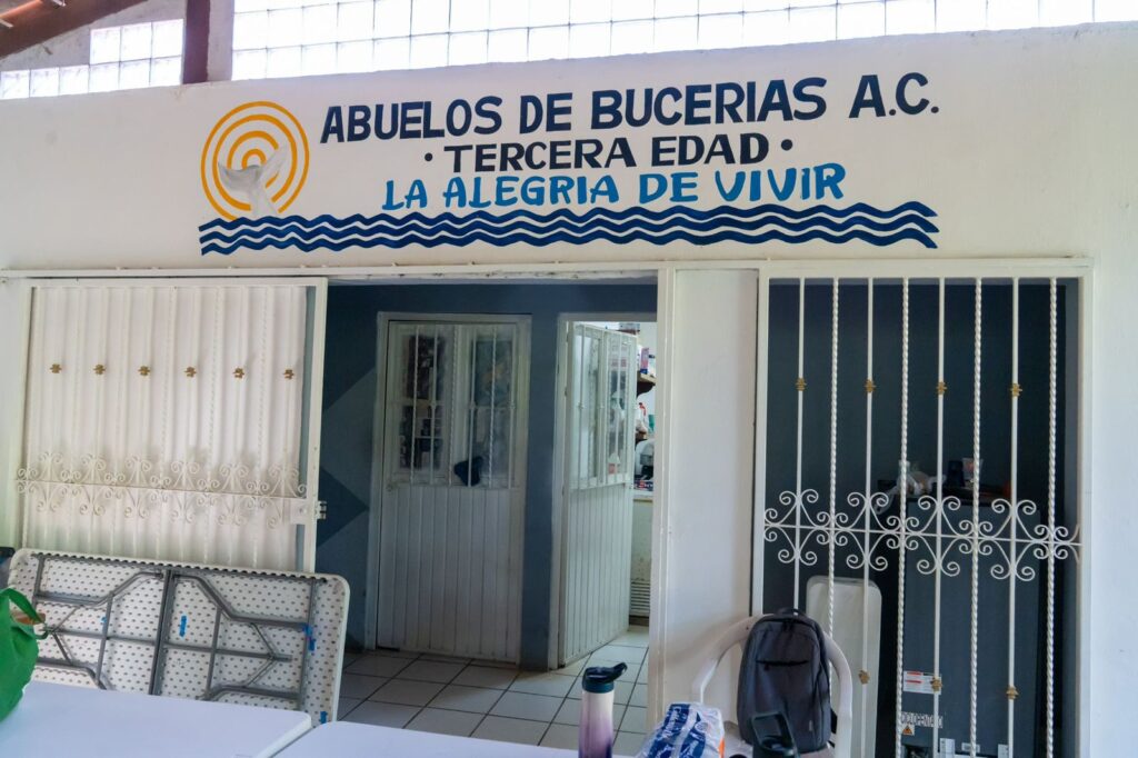 Entrega Beatriz Estrada la Casa Club “Abuelos de Bucerías A.C. La Alegría de Vivir”