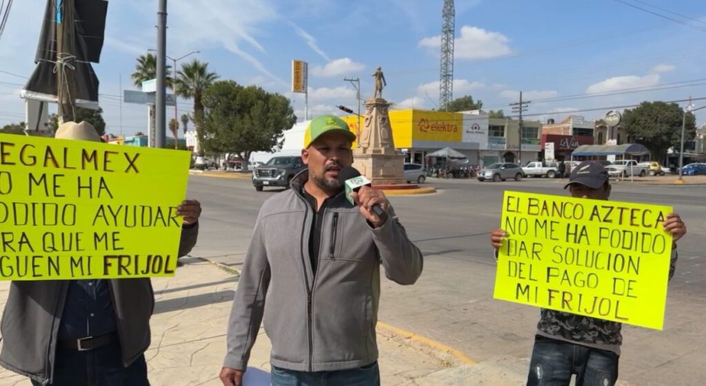 Campesino atrapado entre Segalmex y Banco Azteca; denuncia 11 meses sin pago de su frijol