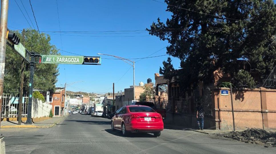 Gobierno de Parral informa funcionamiento intermitente del semáforo en Av. 20 de Noviembre y Zaragoza