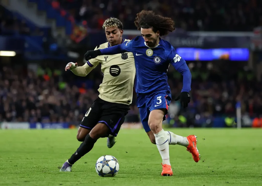 Chelsea aplasta al Barcelona; Araujo vuelve a recibir roja