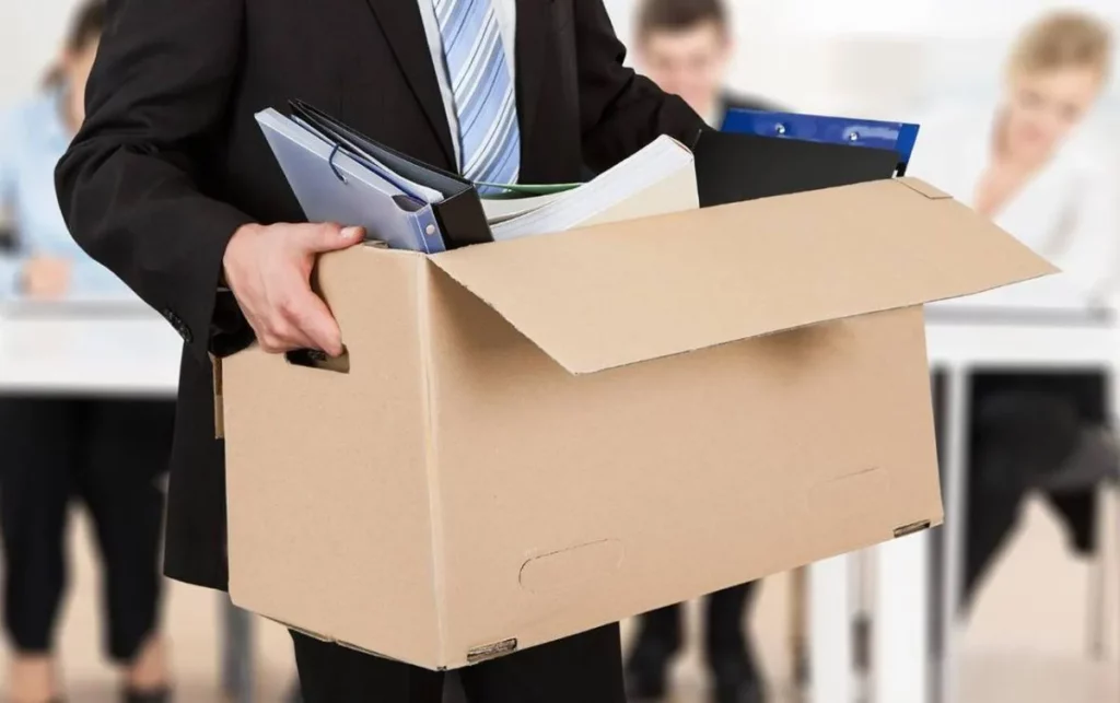 Despiden a empleado por faltar al trabajo al estar en terapia intensiva