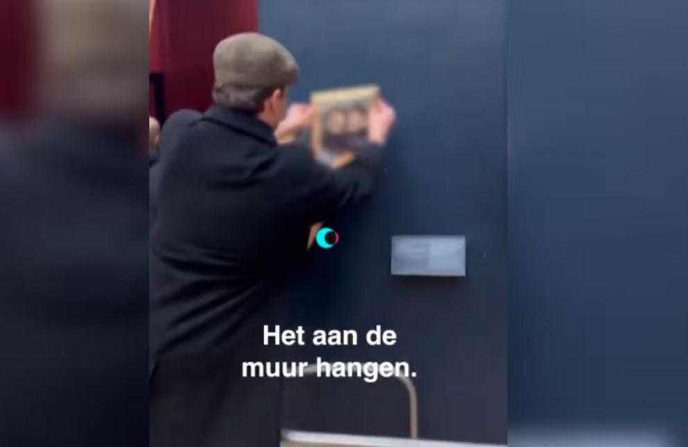 Jóvenes burlan seguridad del Louvre para colgar retrato