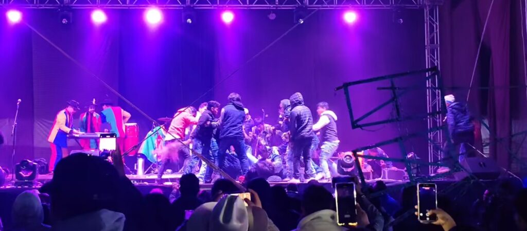 Suspenden presentación en Feria; Músicos se agarran a golpes en el escenario