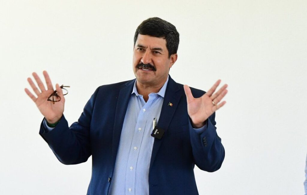 Javier Corral no puede salir de pais, tiene orden de aprension