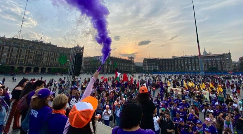 Marchan cientos de mujeres de manera pacífica por el 25 N