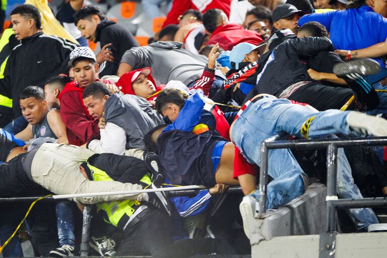 Violencia en el Fútbol: Joven es lanzado de las gradas tras ser golpeado