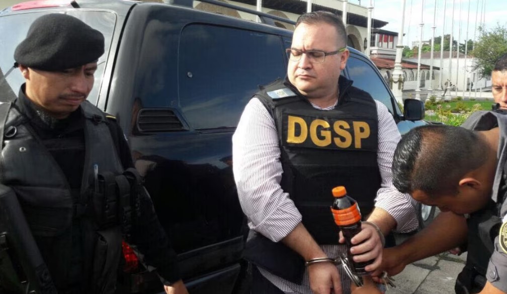 FGR encuentra objetos peligrosos en celda de Javier Duarte