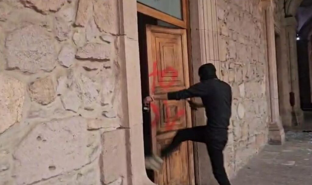 Destrozos en Palacio de Gobierno de Michoacán dejaron 8 detenidos