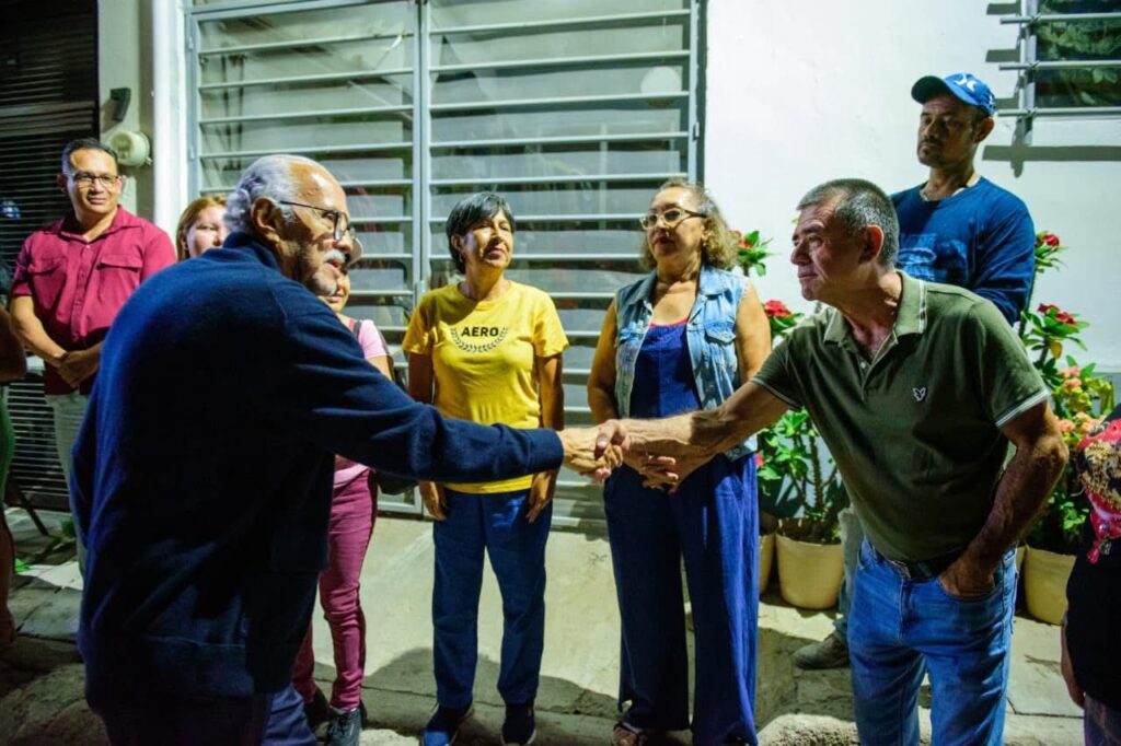 El gobernador, Miguel Ángel Navarro Quintero, dignifica calles en Tepic.