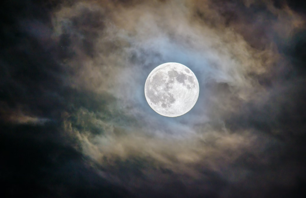 La microluna de noviembre permitirá observar galaxias y nebulosas a simple vista