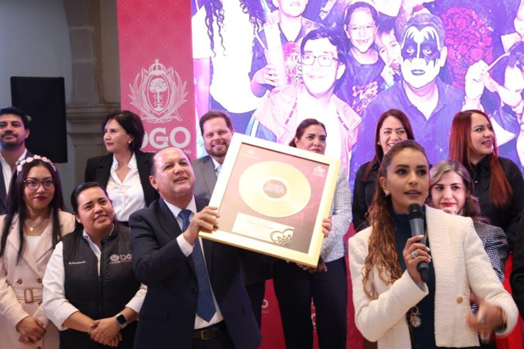Entrega Marisol Rosso Disco de Oro al Congreso por ser el más “retro” en Marea Rosa