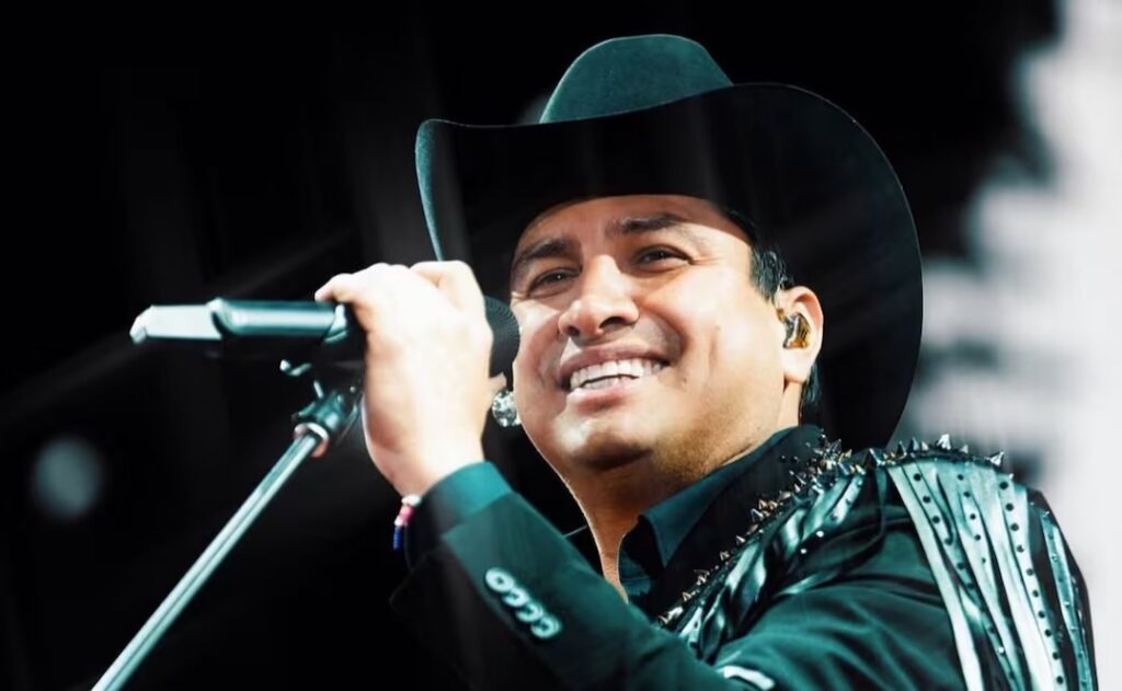 Julión Álvarez regaña a sus fans por lanzar celulares al escenario