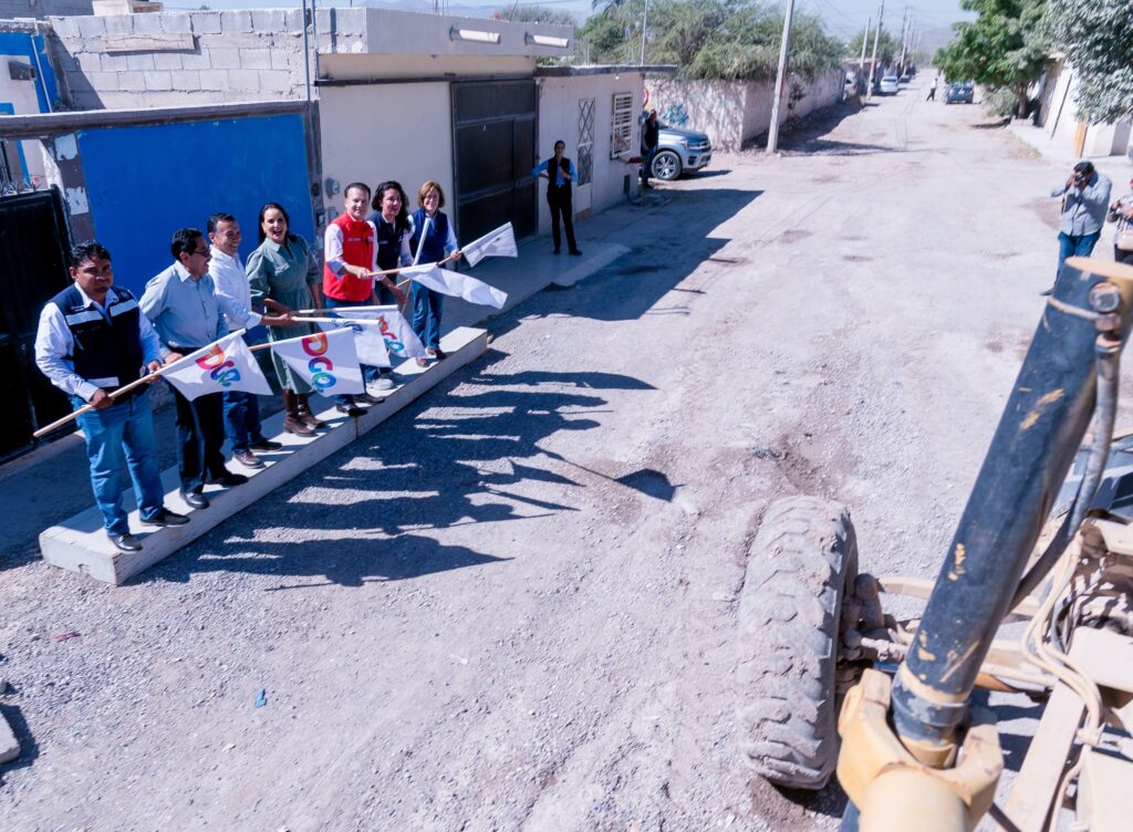 Con nueva pavimentación y entrega de títulos de propiedad, Esteban Villegas y Susy Torrecillas mejoran la movilidad y el patrimonio de las familias en Lerdo