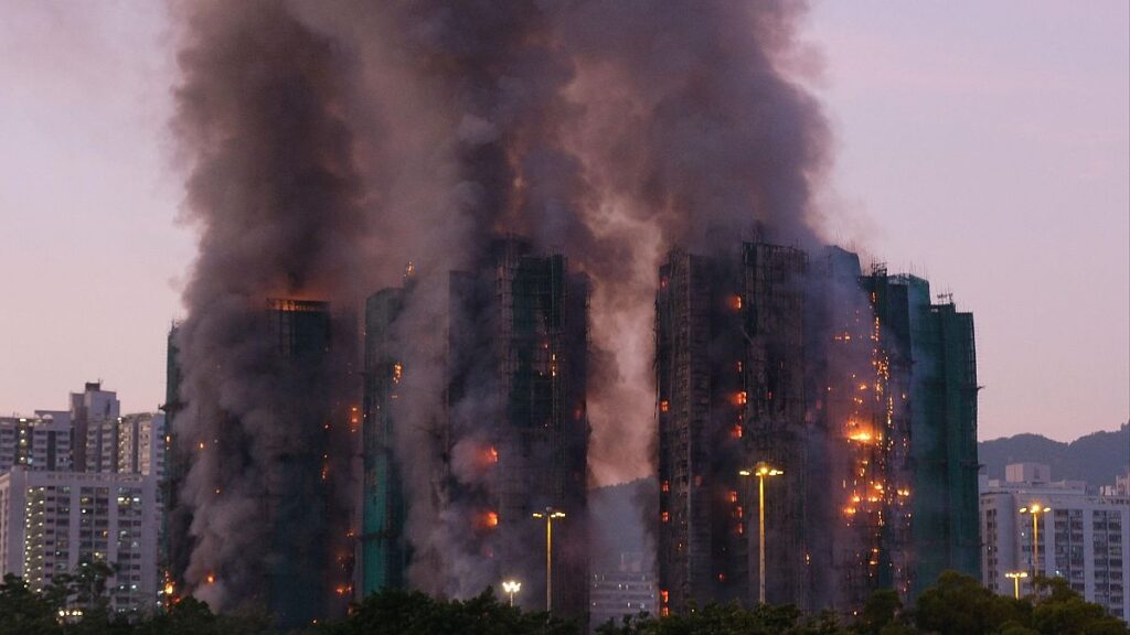 El peor incendio desde 1948 en Hong Kong deriva en detenciones