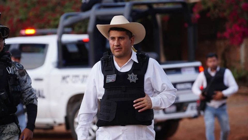 Fiscalía de Michoacán detiene a seis escoltas de Carlos Manzo en Uruapan