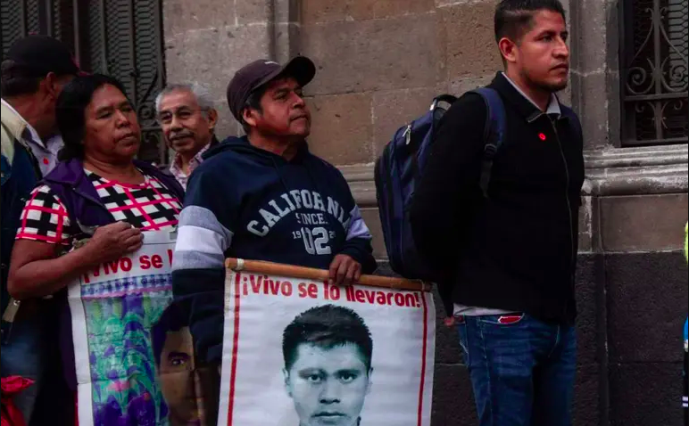 Se reúnen padres de los 43 de Ayotzinapa con la presidenta Sheinbaum