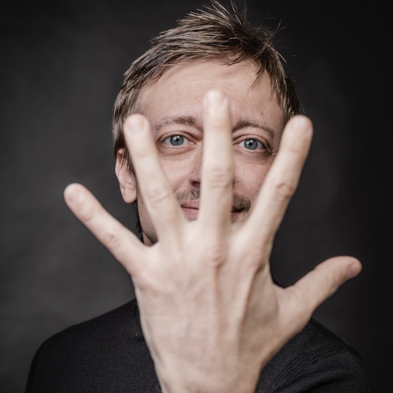 Presentan en Guadalajara al pianista español José Enrique Bagaría en el Teatro Degollado