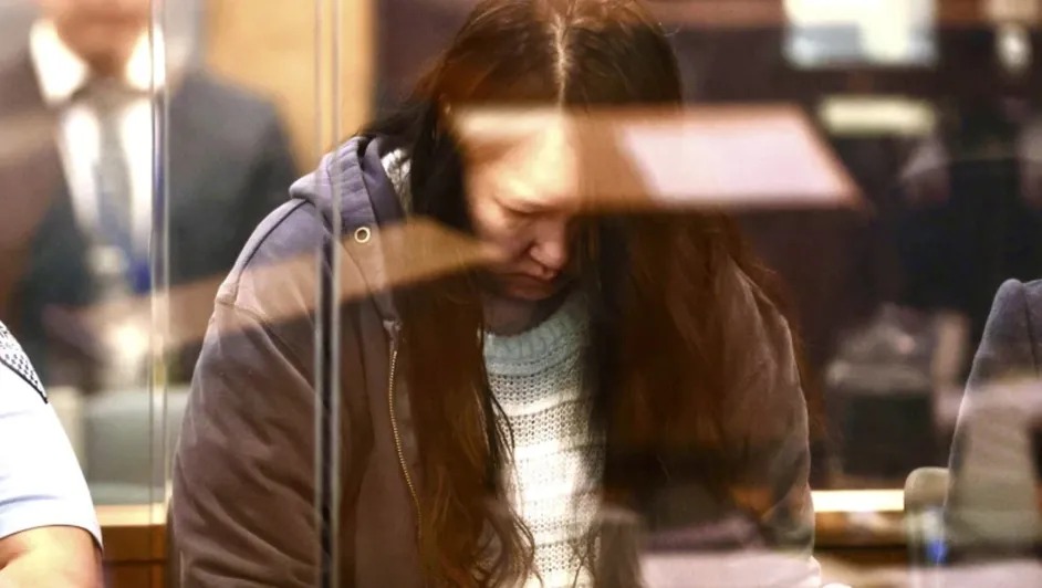 Madre mató a sus hijos de 6 y 8 años y escondió los cuerpos en maletas por años