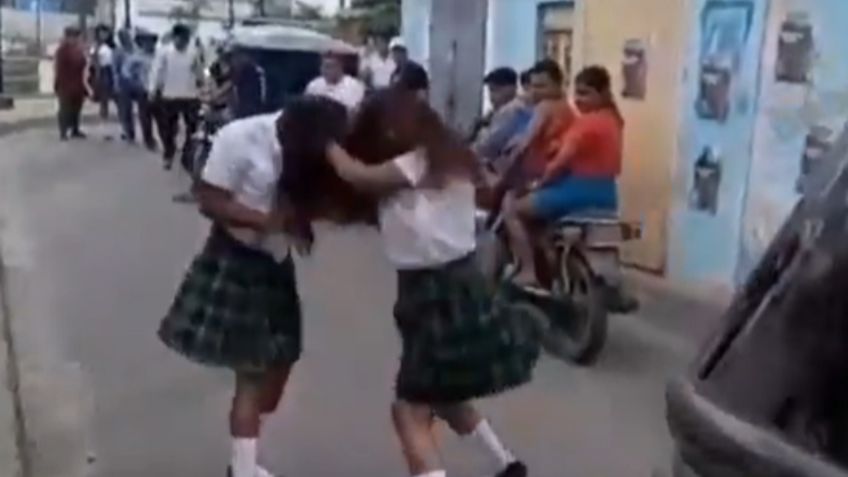 VIDEO: Alumnas se dan brutal golpiza frente a padres y maestros y ninguno interviene