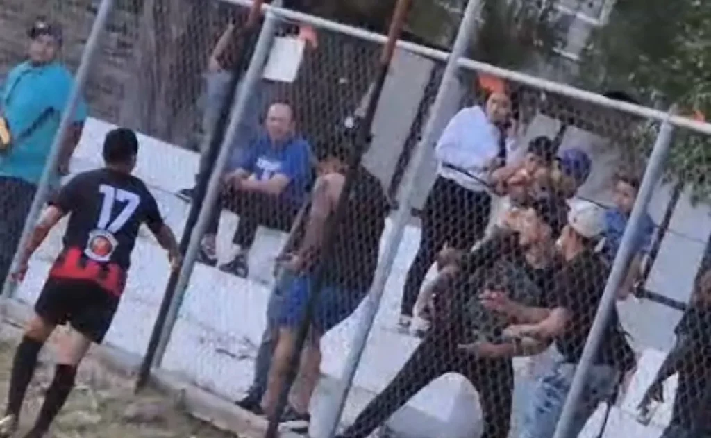 ¡Escándalo! Exfutbolista saca arma en pleno partido